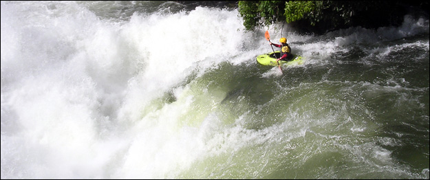 Kalagala Falls - Uganda - Paddler Neil Newton Taylor, Photo Andy Holtham